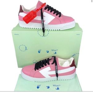 Arrow sneakers off-white. Brand new in the box, never worn.